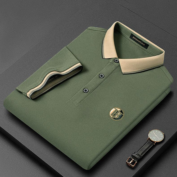 Man draagt stijlvol Oliver heren polo shirt met borduurwerk, perfect voor een zomerse dag of casual mode.