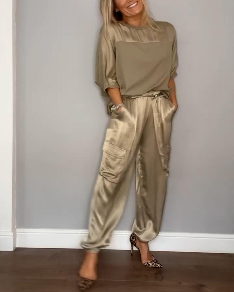 Elegante tweedelige dames set met halve mouwen en pantalon. Stijlvol en comfortabel voor vrijetijd.