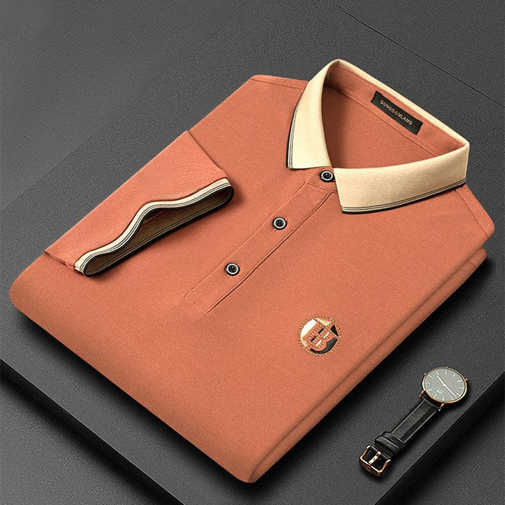 Detailopname van het verfijnde borduurwerk op de borst van het Oliver heren polo shirt, elegant en uniek.