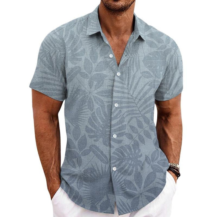 Model draagt heren Hawaii overhemd Cedano. Perfecte zomers casual herenkleding met tropische print en korte mouwen.