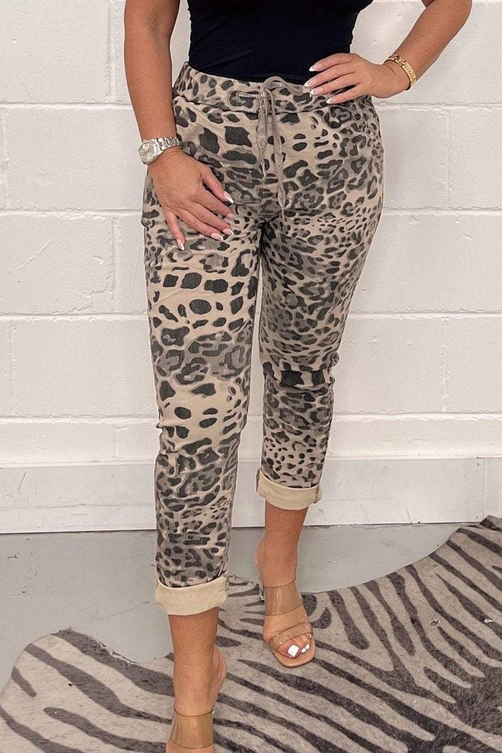 Trendy dames legerprint broek, ideaal voor een stijlvolle casual of urban chic outfit. Comfortabele pasvorm.