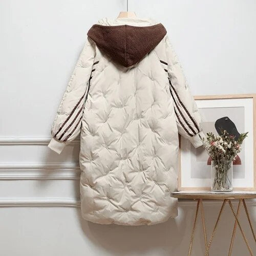 Stijlvolle lange dames winterjas, gevoerd en modieus design. Perfecte warme bovenkleding voor wintermode.