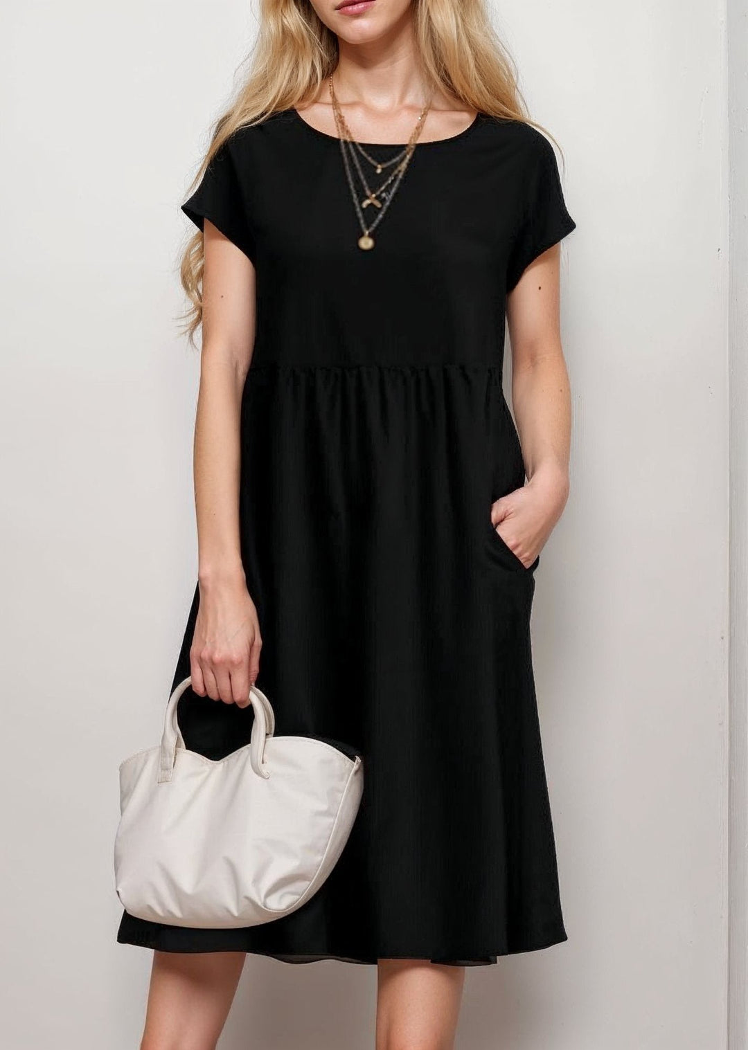 Veelzijdige dames jurk; A-lijn midi met korte mouwen en zakken, ideaal als casual of elegante outfit voor elke dag.