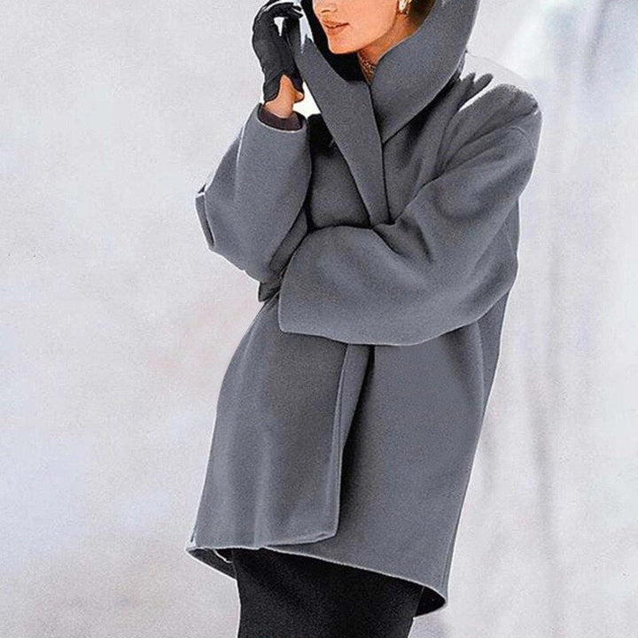 Veelzijdige wollen dames winterjas met brede kraag. Geschikt voor casual en elegante winteroutfits, warm en comfortabel.
