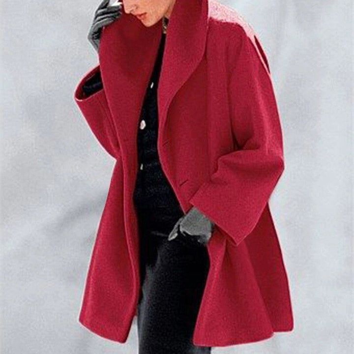 Luxe wollen damesmantel met brede kraag. Combineert warmte, comfort en mode voor een tijdloze winterlook.