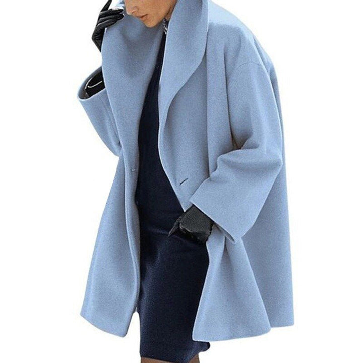 Elegante wollen mantel voor dames met opvallende brede kraag. Tijdloos design voor een chique winterlook.