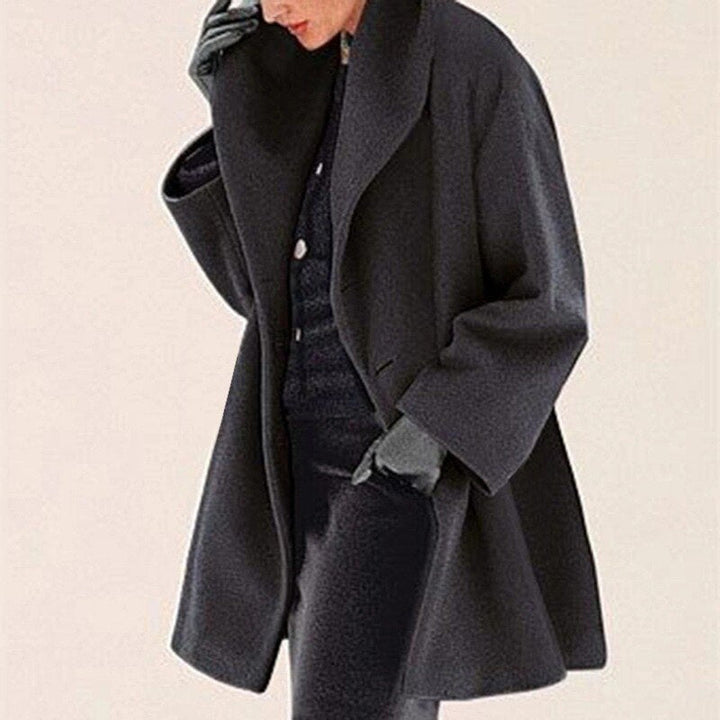 Comfortabele wollen damesjas met brede kraag. Perfecte warme winterjas voor dagelijks gebruik en een elegante uitstraling.