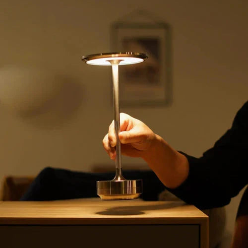 Gouden draagbare design tafellamp GlowBeam, sfeervol en USB-oplaadbaar.