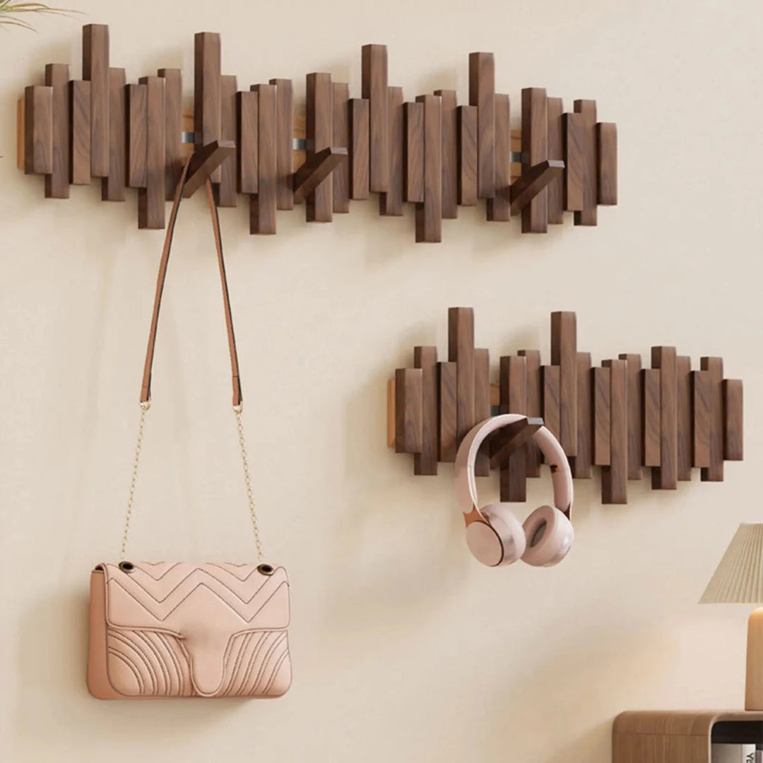 Elegante houten kapstok met piano toetsen, ideaal voor het ophangen van jassen in een moderne entree.