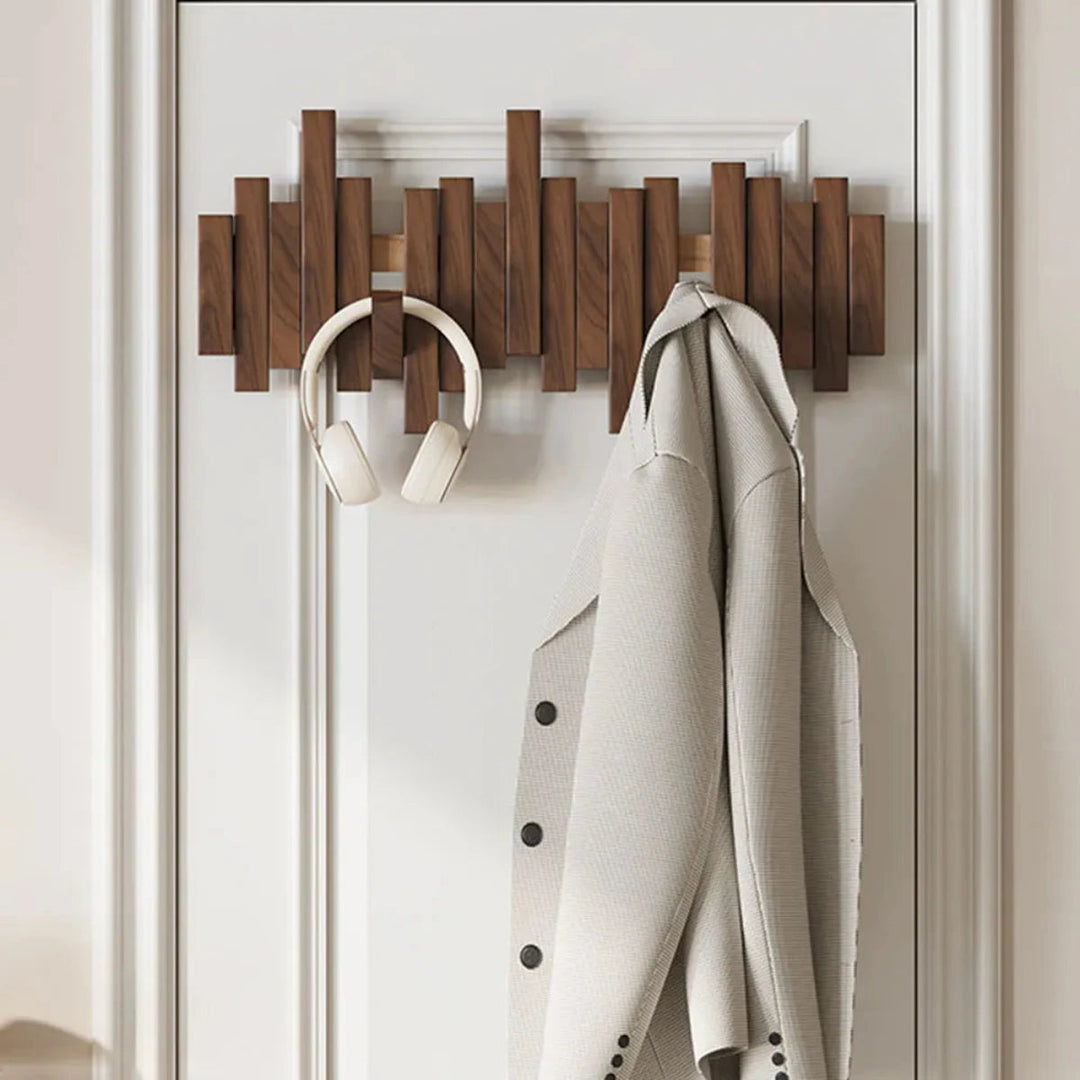 Orde en elegantie: Houten piano kapstok, ideaal voor het stijlvol opbergen van jassen in de hal.