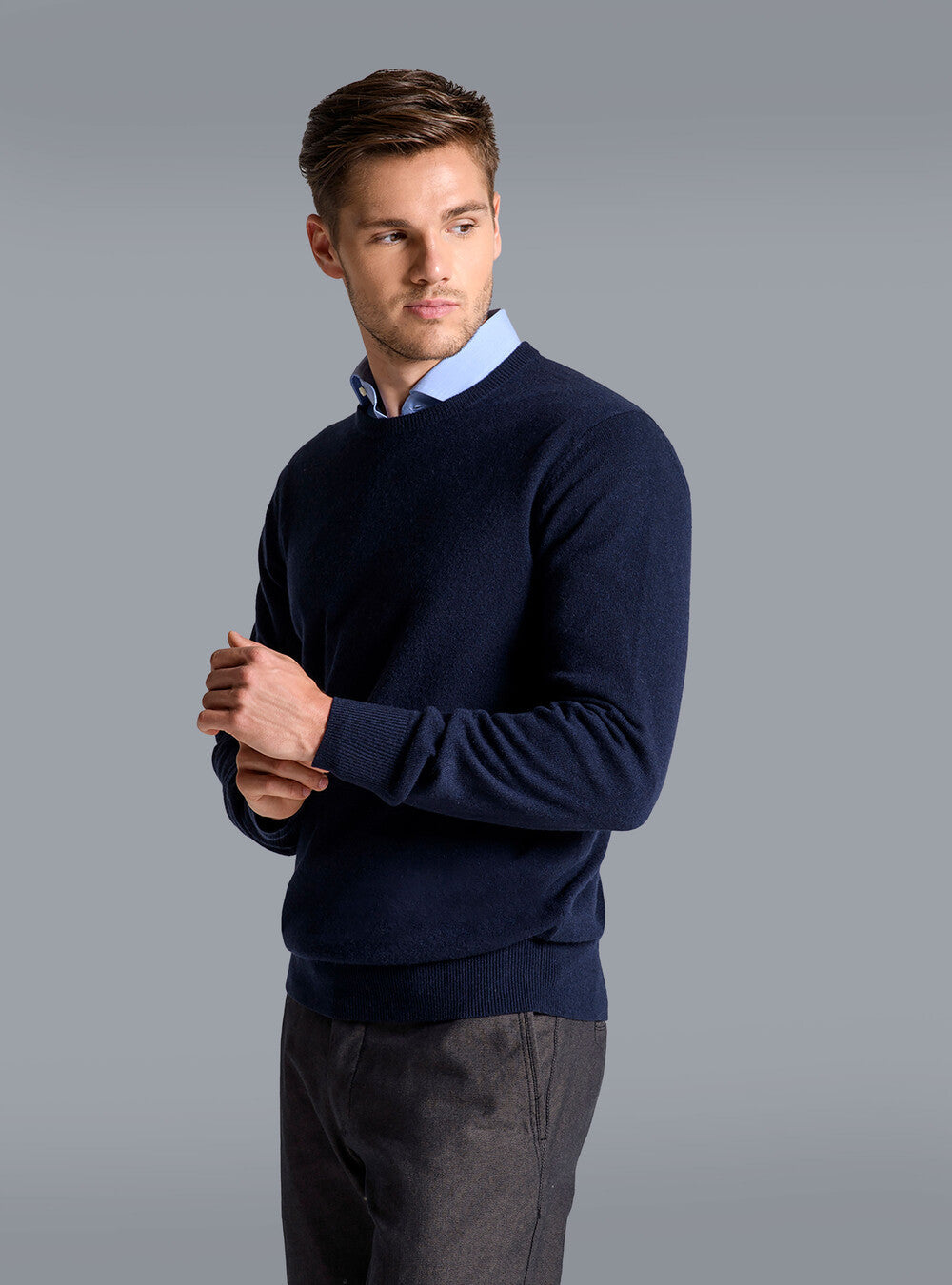 Marineblauwe heren casual sweater, comfortabel en stijlvol voor dagelijkse kleding. Populair herenkledingstuk.