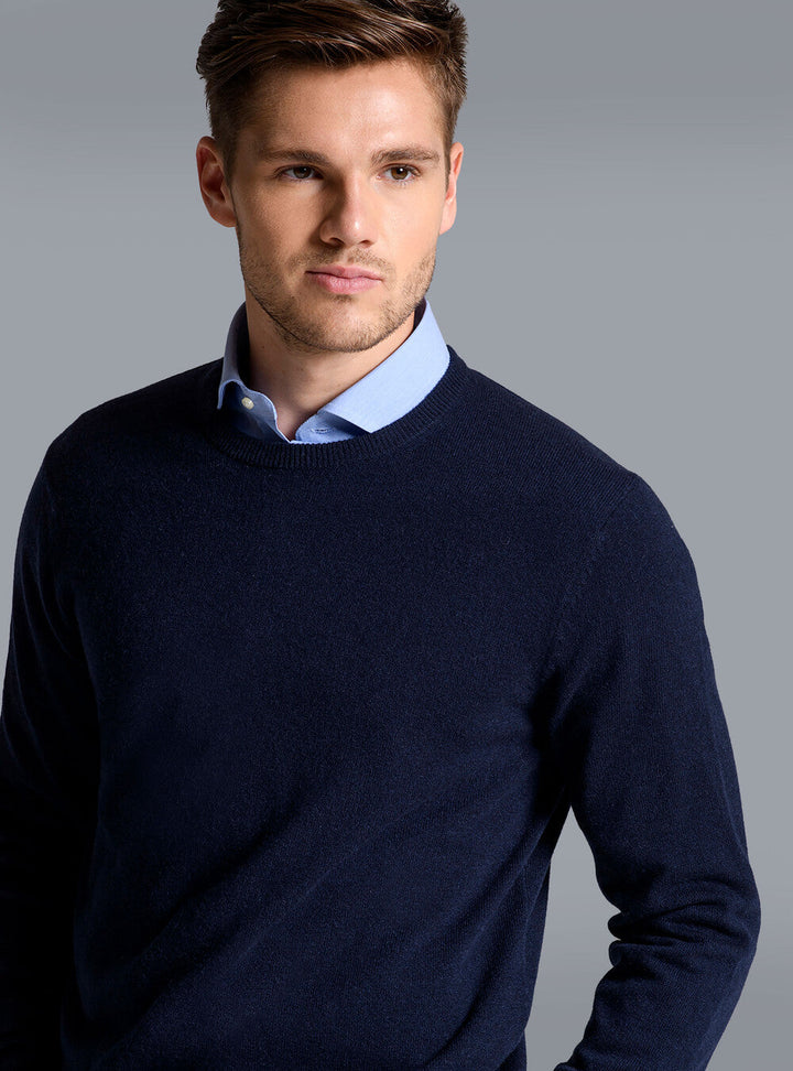 Diep marineblauwe heren sweater, klassiek en modern, perfect voor comfortabele en stijlvolle herenkleding.