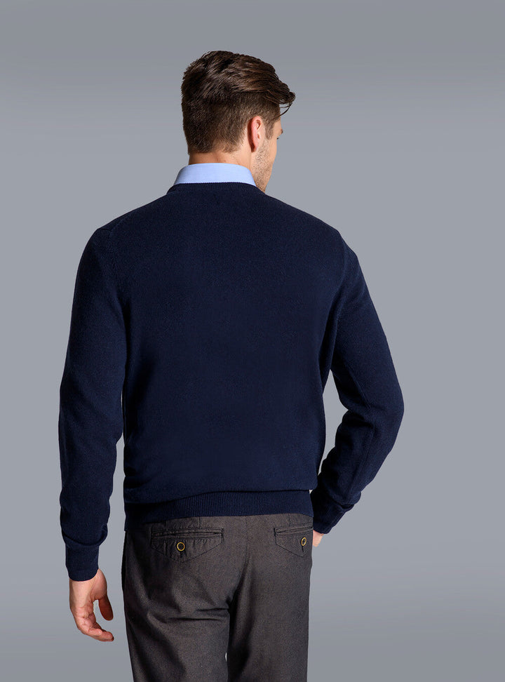 Populaire marineblauwe heren trui, ontworpen voor comfort en dagelijkse stijl, gemakkelijk te combineren.