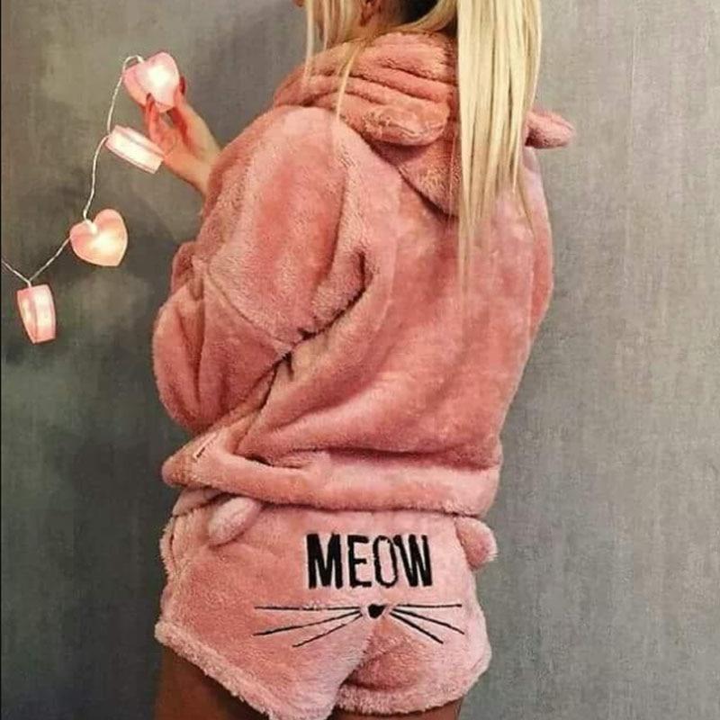 Comfortabele grijze dames huispak kattenpyjama van flanel. Ideaal als nachtkleding of schattige loungekleding.