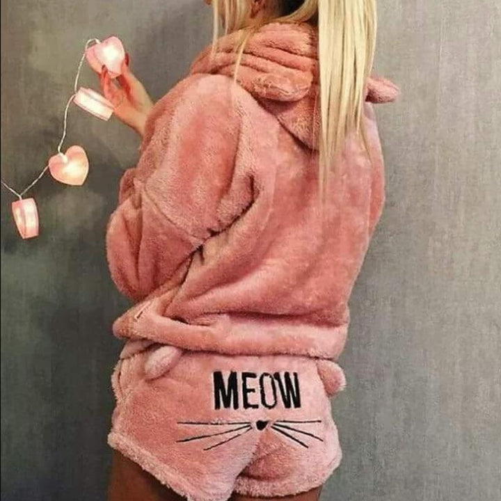 Comfortabele grijze dames huispak kattenpyjama van flanel. Ideaal als nachtkleding of schattige loungekleding.