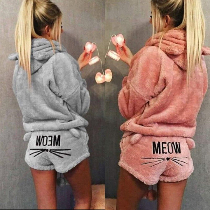 Schattige roze dames kattenpyjama set met oortjes van zacht flanel voor ultiem comfort en loungekleding.