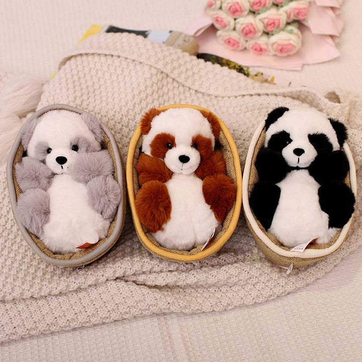 Gedetailleerde close-up van de zachte pluche babypanda met lieve ogen, liggend in het mandje.