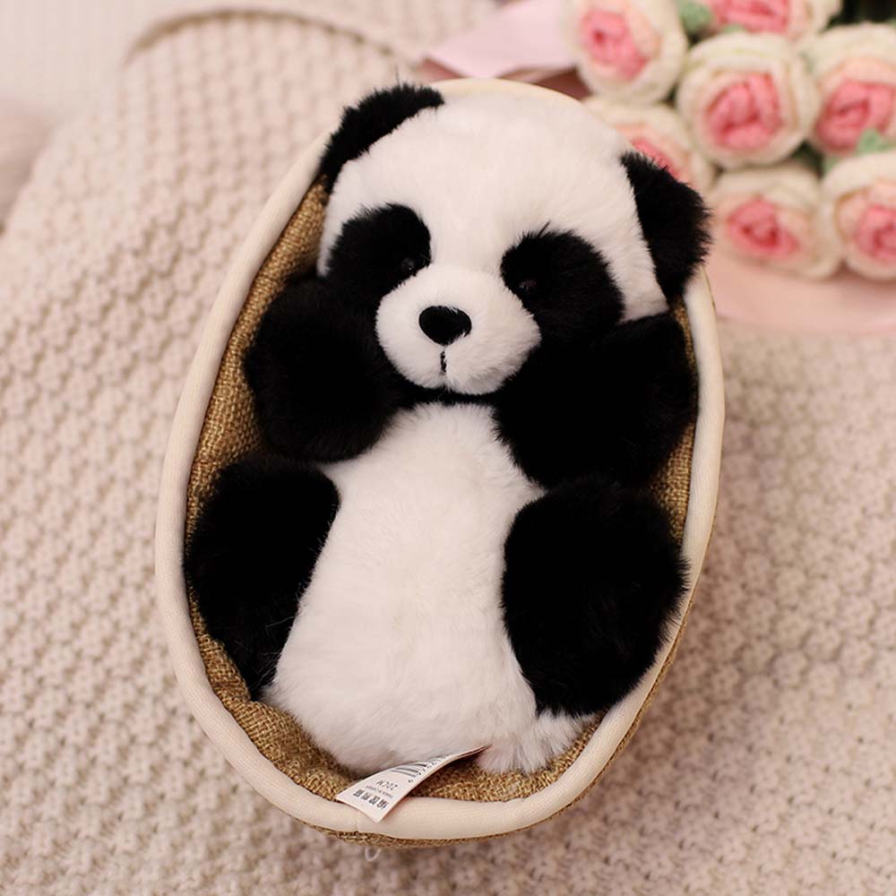 Blij kind knuffelt de superzachte pluche panda, perfect als speelgoed of cadeau voor jonge kinderen.