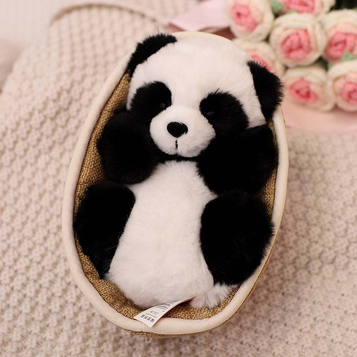 Blij kind knuffelt de superzachte pluche panda, perfect als speelgoed of cadeau voor jonge kinderen.
