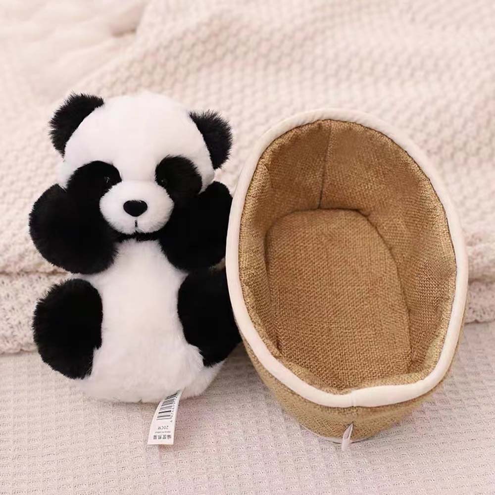 Sierlijke pluche panda knuffel in mandje als charmante decoratie op een kinderkamer plank.