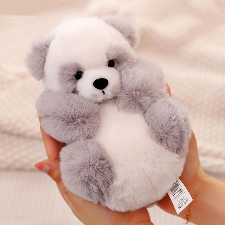 Voelbare zachtheid van de pluche panda knuffel, comfortabel speelgoed voor baby's en kinderen.