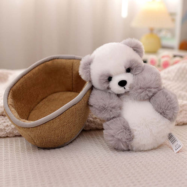 De lieve pluche panda knuffel in mandje staat gezellig in een vrolijke kinderkamer setting.