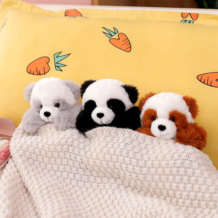 Schattige zachte pluche panda knuffel, los van het mandje, klaar om mee te spelen of te knuffelen.