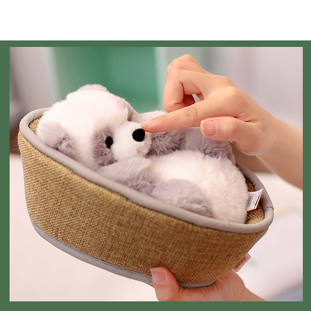 Zachte babypanda pluche knuffel vanuit zijaanzicht in het decoratieve mandje, ideaal cadeau.