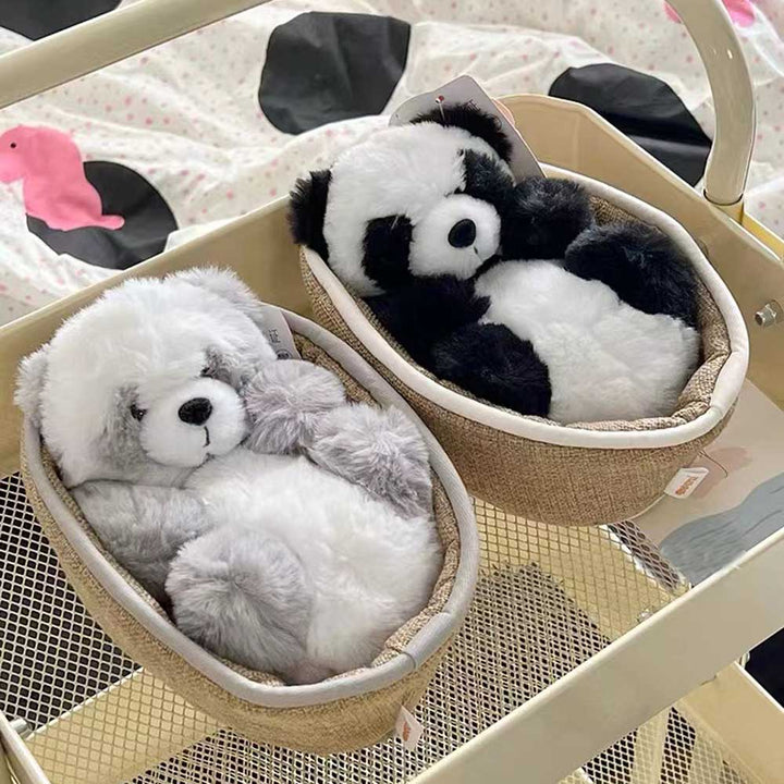 Pluche panda knuffel comfortabel genesteld in zijn mandje, perfect voor speelgoed of decoratie.