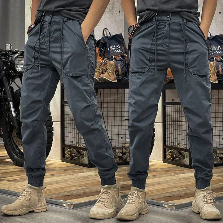 Stijlvolle donkergrijze heren cargobroek met meerdere praktische zakken, comfortabel en modern voor elke dag.