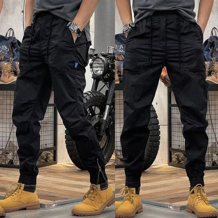 Zwarte moderne heren cargopantalon met zakken, ideaal als comfortabele en stijlvolle casual broek.