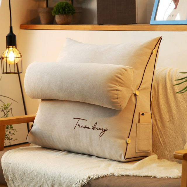 Veelzijdig driehoekig rugkussen voor bank, stoel of bed, zorgt voor ergonomisch rugcomfort.