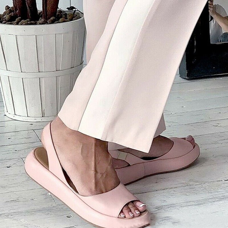 Witte dames comfort sandalen met platte dikke zool. Trendy zomerslippers met open teen, perfect voor zomerse dagen.