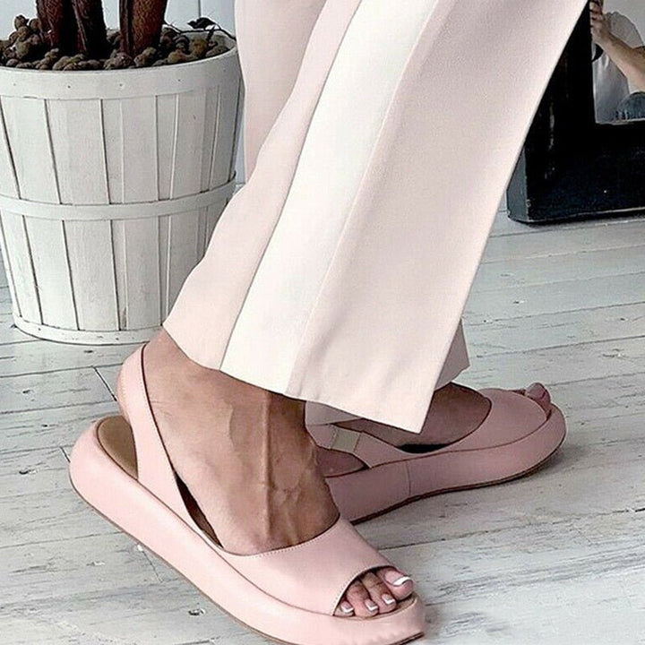 Witte dames comfort sandalen met platte dikke zool. Trendy zomerslippers met open teen, perfect voor zomerse dagen.