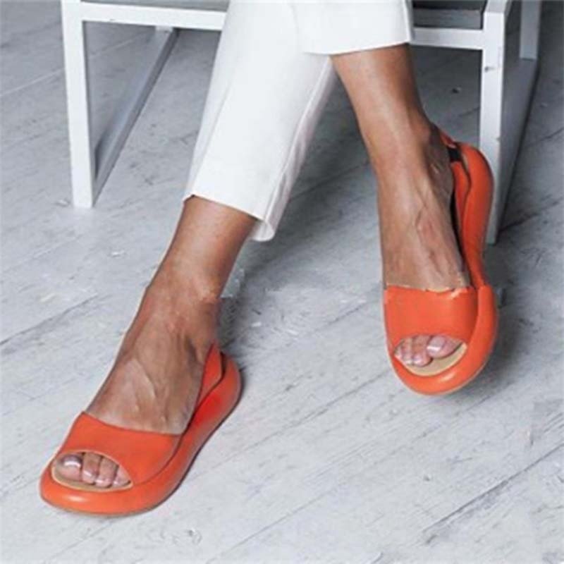 Gele trendy dames sandalen met comfortabele dikke zool. Stijlvolle zomerslippers met open teen voor zomerse outfits.
