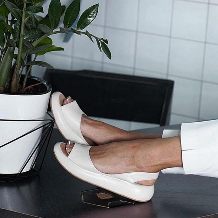 Blauwe dames sandalen voor comfort. Deze trendy zomerslippers met dikke zool en open teen zijn perfect voor zomerse mode.