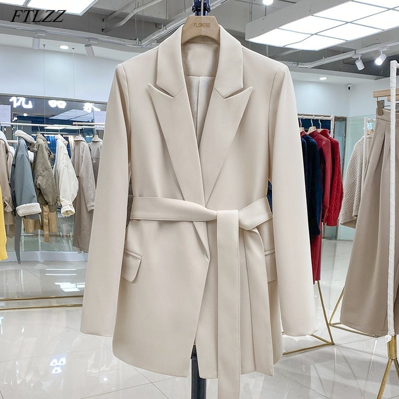 Stijlvolle beige dames blazer met lange mouwen, perfect voor zakelijk of casual chic. Veelzijdige mode bovenkleding.
