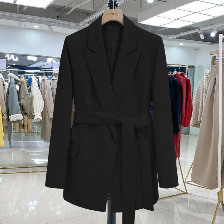 Elegante zwarte dames blazer voor een tijdloze look. Ideaal voor zakelijke kleding of een stijlvolle avond uit.