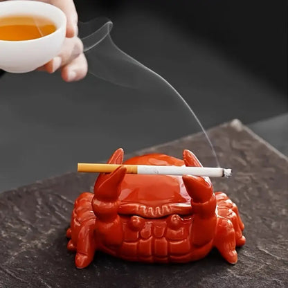 "Keramische krab asbak, uniek en decoratief ontwerp. Gedetailleerd, creatief accessoire voor huis of kantoor."