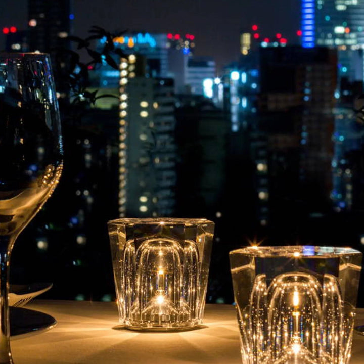 Moderne kristal LED designlamp, oplaadbaar, sfeervolle verlichting voor interieur.