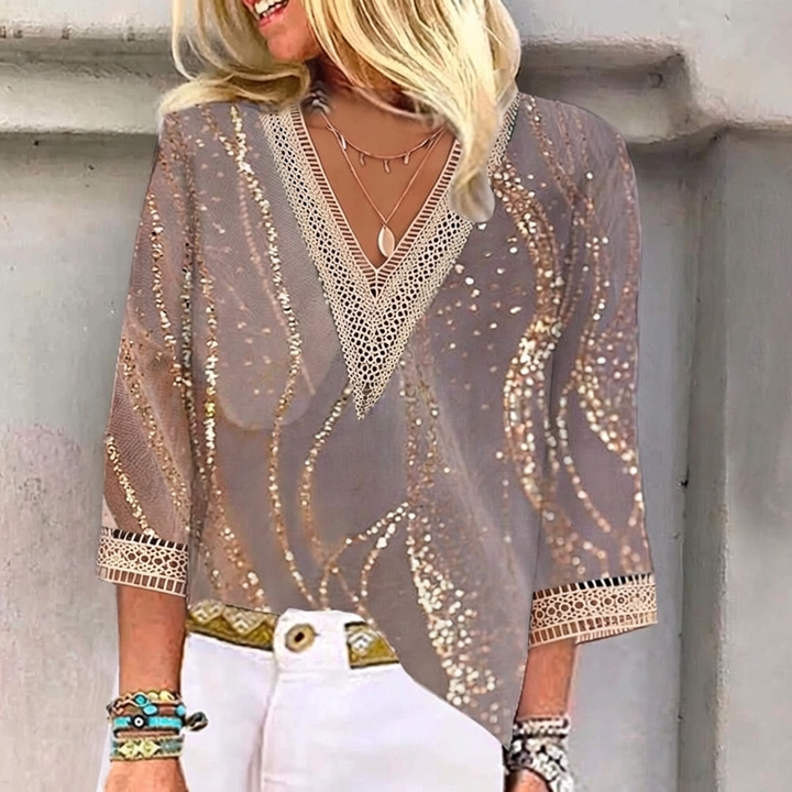 Stijlvolle bedrukte dames top met v-hals. Deze losse zomer blouse is een comfortabele aanvulling op je kledingkast.