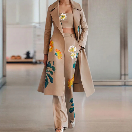 "Khaki driedelige dames set met broek, top en jas, elegant voor formeel en casual gebruik."