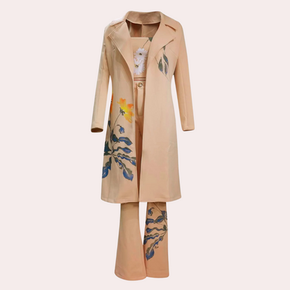 "Khaki driedelige dames set met broek, top en jas, elegant voor formeel en casual gebruik."