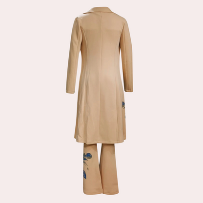 "Khaki driedelige dames set met broek, top en jas, elegant voor formeel en casual gebruik."
