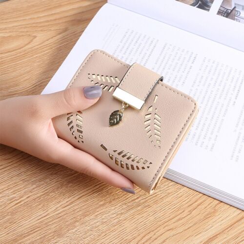 Compacte dames portemonnee in lederlook met chique gouden blad decoratie.