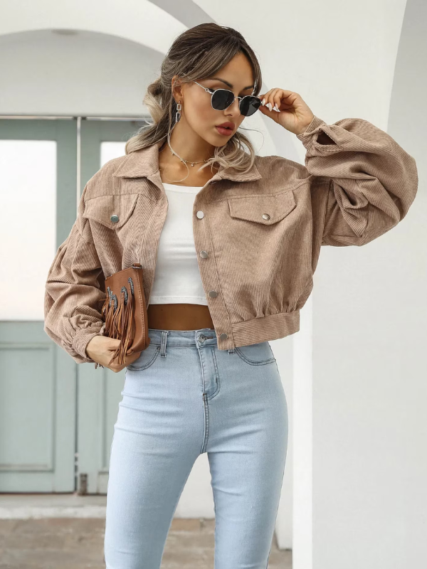 Korte dames bomberjas Eva, stijlvolle keuze voor een trendy casual outfit.