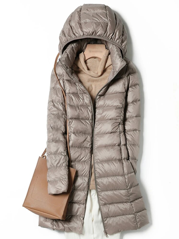 Modieuze roze lange winterjas Daisy voor dames, biedt warmte en een elegante uitstraling.