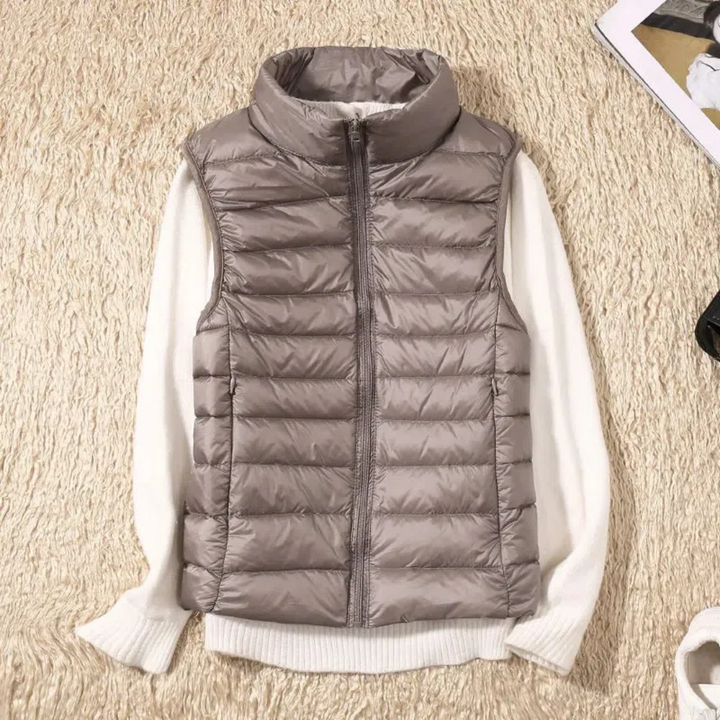 Dames winddichte bodywarmer met ritssluiting in stijlvolle kleur, perfect voor warmte en comfort.