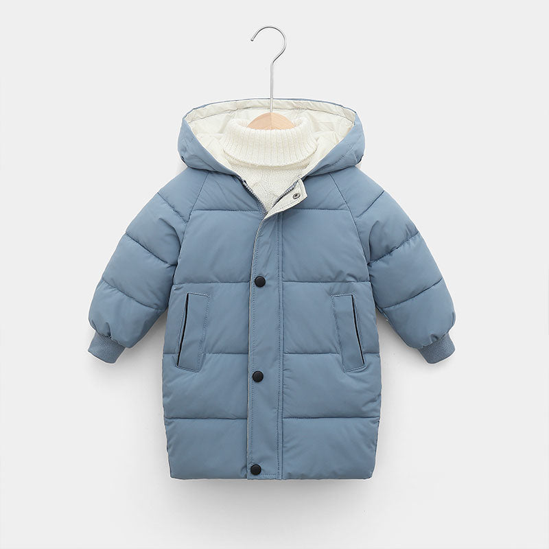 Close-up van de gevoerde capuchon van een kinder winterjas, winddicht en warm.