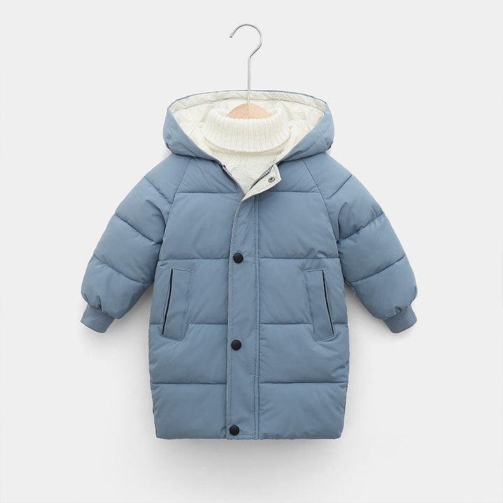 Close-up van de gevoerde capuchon van een kinder winterjas, winddicht en warm.